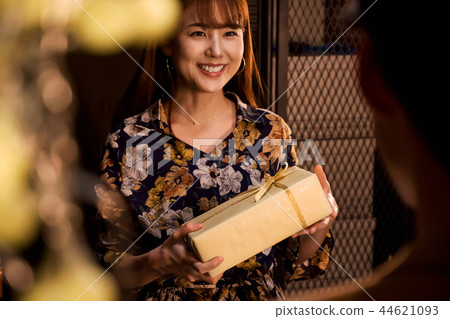 Men and women who enjoy Christmas 44621093