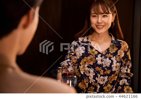 Men and women who enjoy Christmas Men and women who enjoy Christmas 44621166