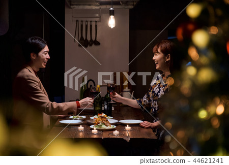 Men and women who enjoy Christmas Men and women who enjoy Christmas 44621241