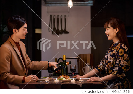 Men and women who enjoy Christmas 44621246