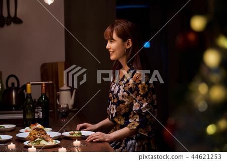 Men and women who enjoy Christmas 44621253