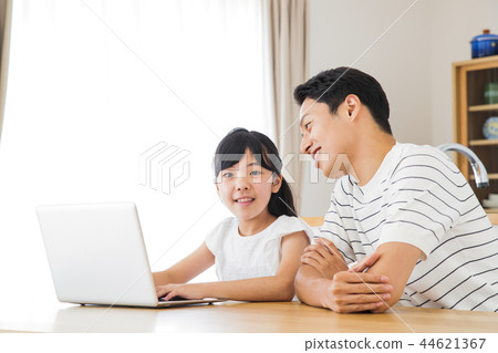 家庭父母和孩子家庭女孩 44621367