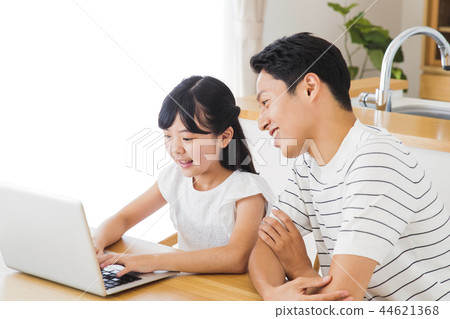 家庭父母和孩子家庭女孩 44621368