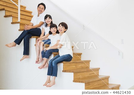 家庭父母和孩子家庭女孩 44621430