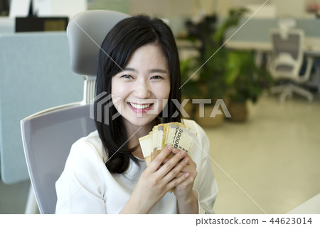 Happy to receive a salary Happy to receive a salary 44623014