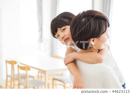 家庭父母和孩子家庭女孩 44623115