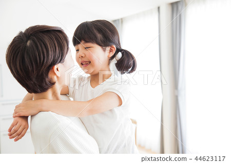家庭父母和孩子家庭女孩 44623117