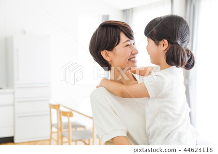 家庭父母和孩子家庭女孩 44623118