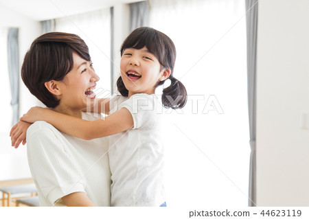 家庭父母和孩子家庭女孩 44623119