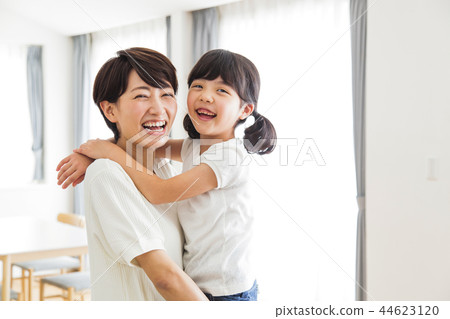 家庭父母和孩子家庭女孩 44623120