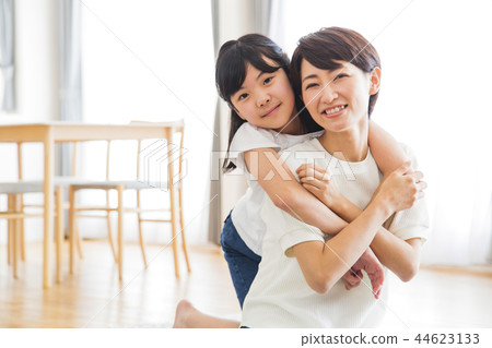 家庭父母和孩子家庭女孩 家庭父母和孩子家庭女孩 44623133