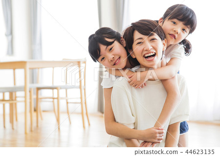 家庭父母和孩子家庭女孩 家庭父母和孩子家庭女孩 44623135