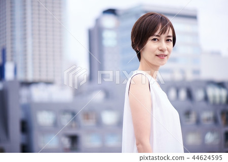 休閒40年代的女人美白 休閒40年代的女人美白 44624595
