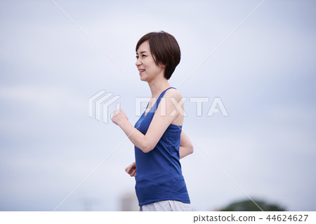 Middle women 44624627