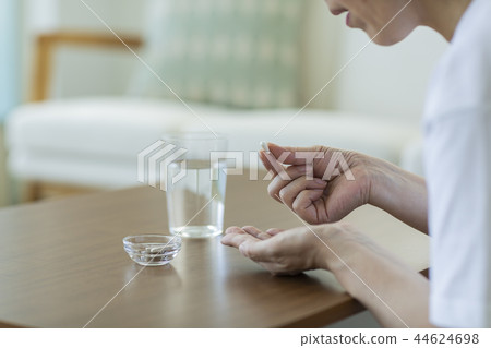 中年婦女喝補品 44624698