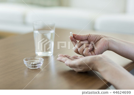 中年婦女喝補品 44624699