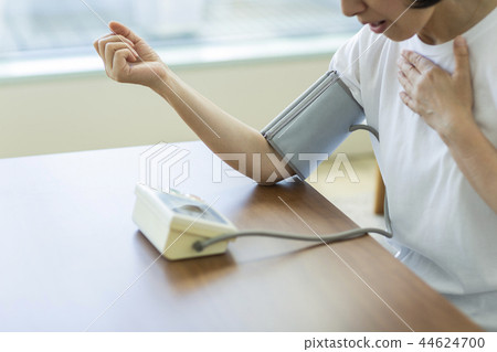 測量血壓的中年婦女 44624700