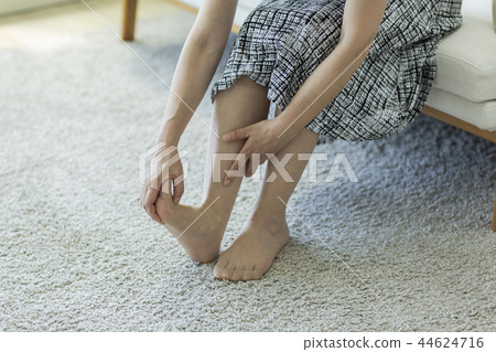 Middle-aged women 44624716