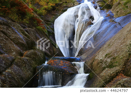 Momodong Valley in the autumn leaves 44624797