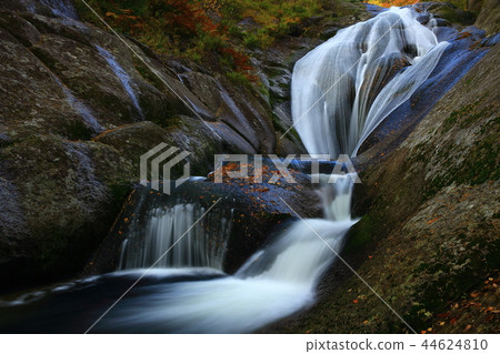 Momodong Valley in the autumn leaves Momodong Valley in the autumn leaves 44624810
