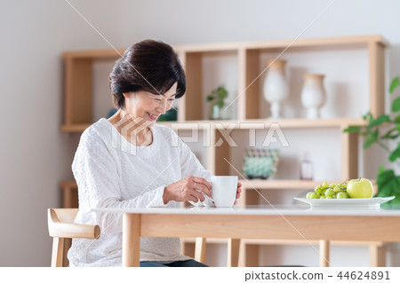 Senior women Senior women 44624891