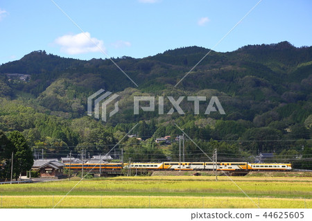 Express car "Vista car" which runs the Kintetsu Osaka line between mountains Express car "Vista car" which runs the Kintetsu Osaka line between mountains 44625605
