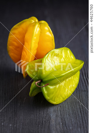 ripe yellow and green star fruit carambola  44625760