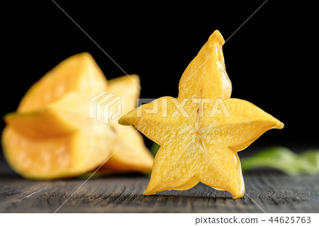slice ripe star fruit carambola slice ripe star fruit carambola 44625763