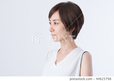 中間女性皮膚 44625798