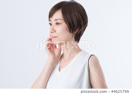 中間女性皮膚 44625799
