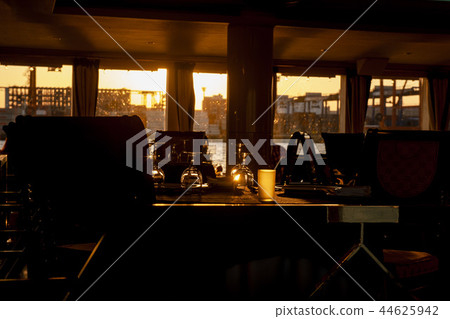 Wine glasses shining on the table with the setting sun shining on a cruise ship in Tokyo Bay 44625942