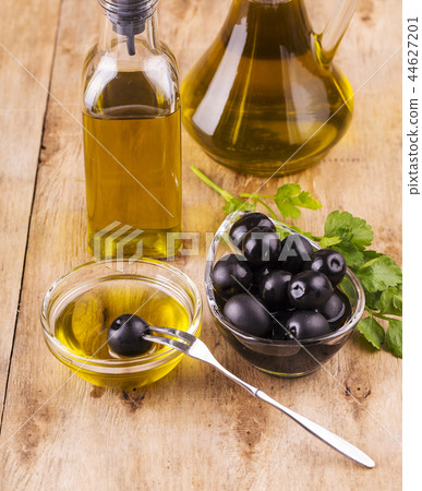 Olive Oil. Bottle of Virgin Olive Oil. 44627201