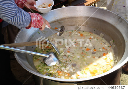 Ton made in large pot, cooked out Ton made in large pot, cooked out 44630687