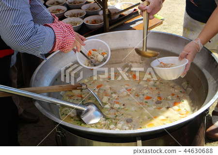 Ton made in large pot, cooked out Ton made in large pot, cooked out 44630688