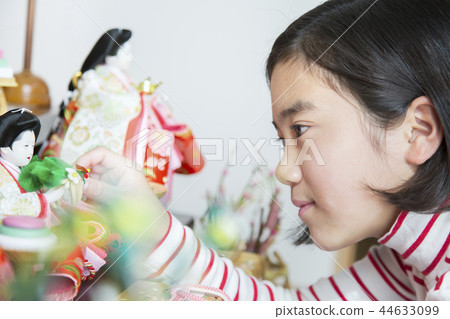 Dolls and girls 44633099