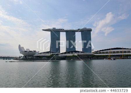 Sands Sky Park and Art Science Museum at Marina Bay Sands Floating in the Blue Sky of Singapore Sands Sky Park and Art Science Museum at Marina Bay Sands Floating in the Blue Sky of Singapore 44633729