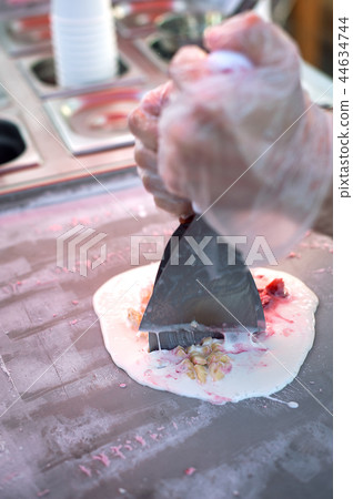 Preparation of ice cream from fruits and milk. 44634744