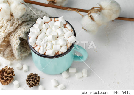 Mug of cocoa with marshmallows and winter decor Mug of cocoa with marshmallows and winter decor 44635412
