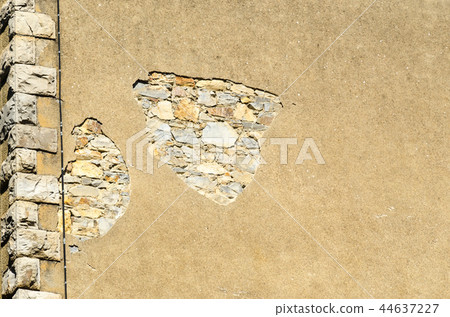 Cracked wall of a building 44637227