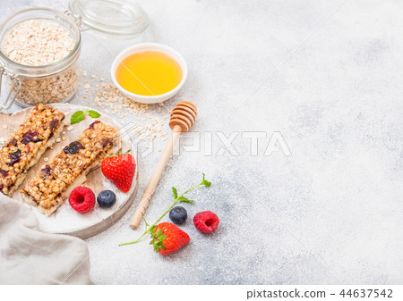 Organic cereal granola bar with berries  44637542