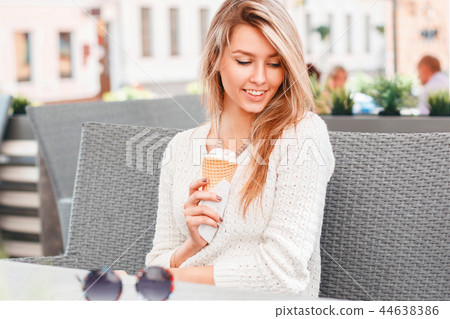 Beautiful girl sitting in cafe  44638386