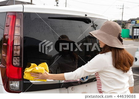 Middle lady to wash car 44639088