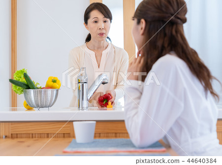 父母和孩子在廚房裡說話 44640384