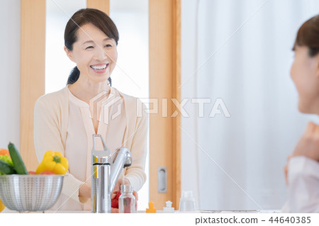 父母和孩子在廚房裡說話 44640385