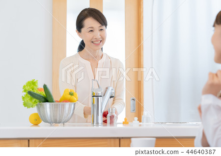 父母和孩子在廚房裡說話 44640387