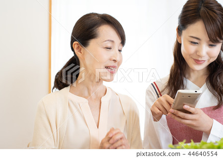 服用父母和孩子的食物 44640554