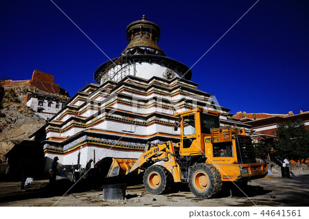 stupa in the ancient Tibetan monastery stupa in the ancient Tibetan monastery 44641561