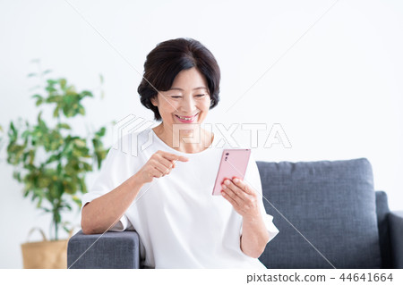 Senior women Senior women 44641664