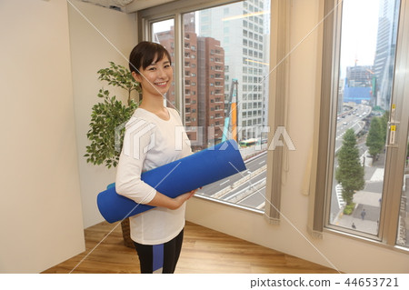 Women who do yoga 44653721