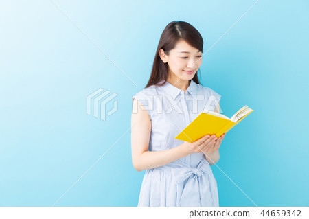 讀一本書的女人 讀一本書的女人 44659342